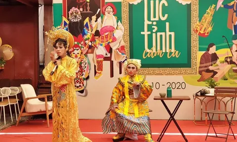 Người trẻ ngân nga cải lương, hát bội tại Đường sách TP.HCM